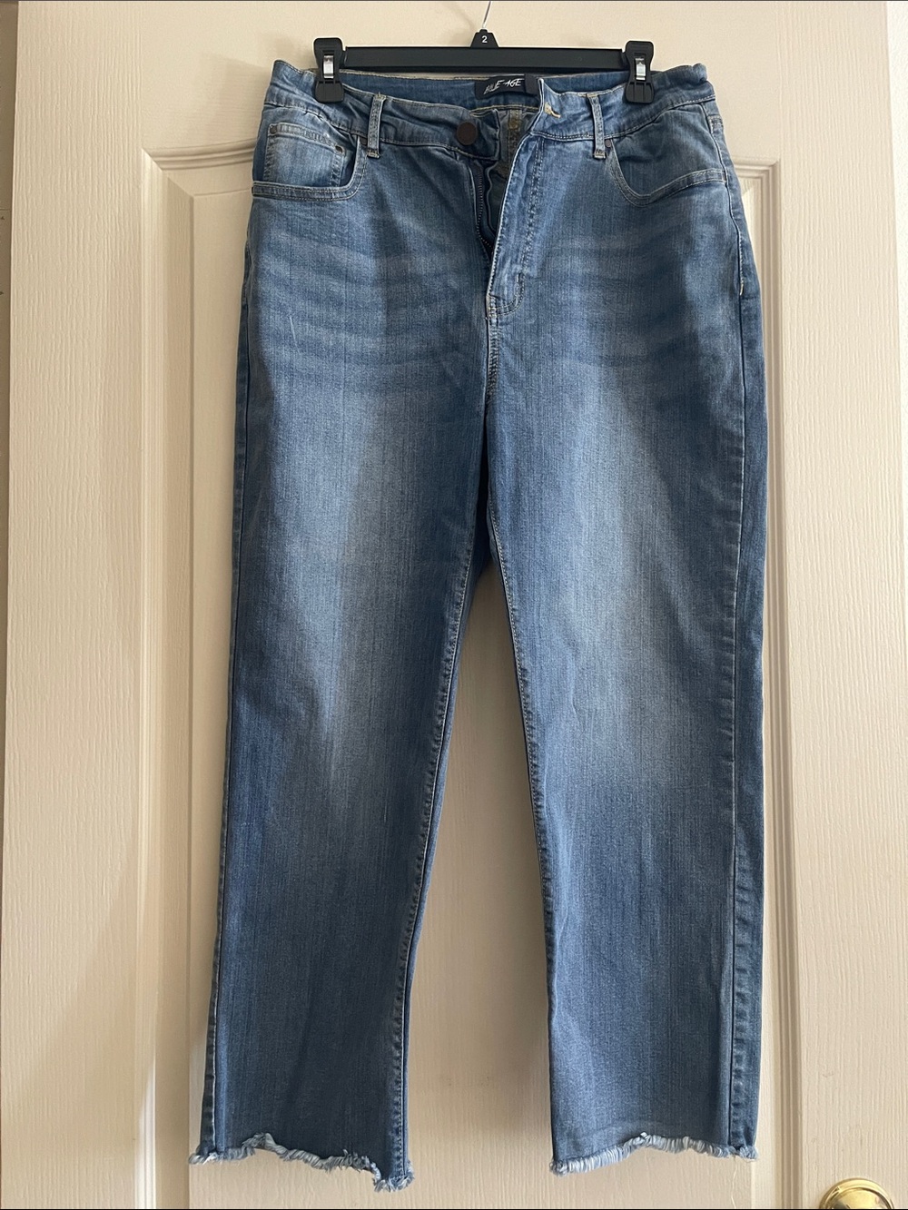 🔥 Light Wash Straight Leg Jeans